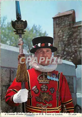 Cartes postales moderne A yeoman Warder (Beefeater) at HM Tower of London Militaria