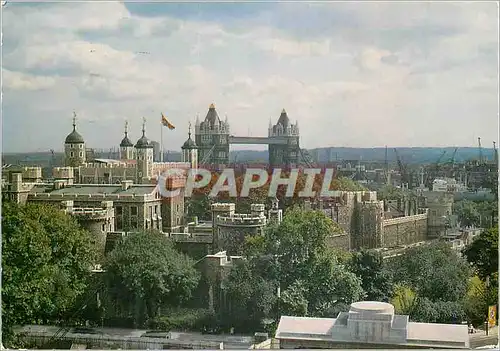 Cartes postales moderne La Tour de Londres La Tour et le Pont de la Tour Vus de l'Immeuble de la Direction du Port de Lo