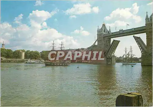 Cartes postales moderne Tower Bridge Open for Sailing Vessels