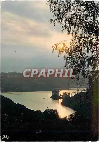 Cartes postales moderne Pres de Bort Les Orgues (Correze) Le Chateau de Val (XIVeme S) au Coucher du Soleil