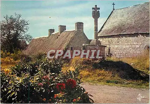 Cartes postales moderne La Bretagne en Couleurs Petit Village Breton Ses Chaumieres et son Calvaire