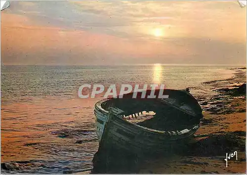 Cartes postales moderne Couleurs et lumiere de france coucher de soleil sur la mer Bateau de peche