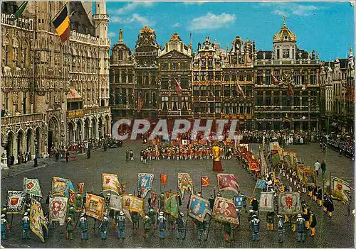 Cartes postales moderne Bruxelles grand place croupe de l'ommegang drapeaux des corporations