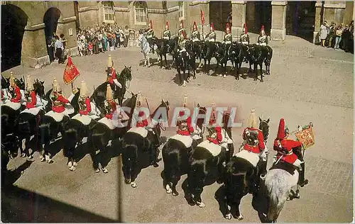 Cartes postales moderne London Changing the guard at whitehall Militaria