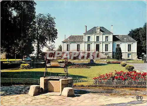Cartes postales moderne Montaigu (Vendee) l'hotel de ville et ses jardins