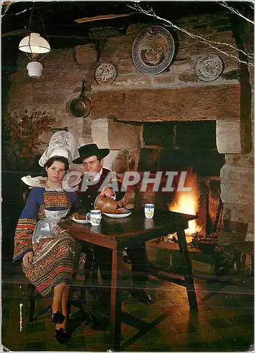 Moderne Karte Bretagne Pittoresque Folklore Aupres de l'atre Kiz Fouen et Glazik costumes de Cornouaille