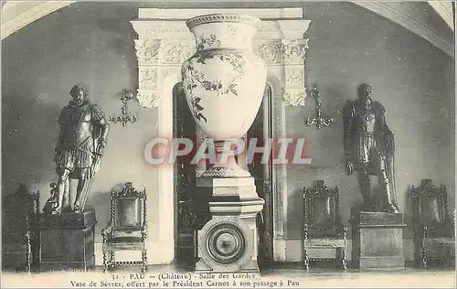 Cartes postales Pau Salle des Gardes Vase de Sevre offert par le president Carnot a son passsage a Pau