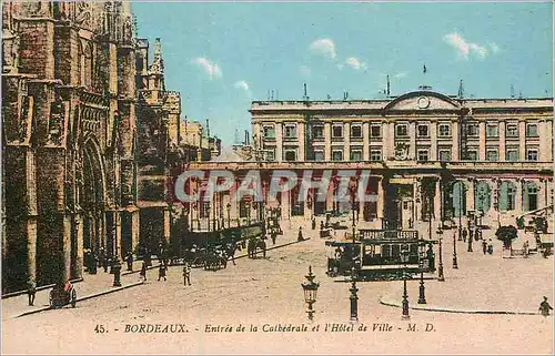 Cartes postales Bordeaux entree de la cathedrale et l'hotel de ville Tramway