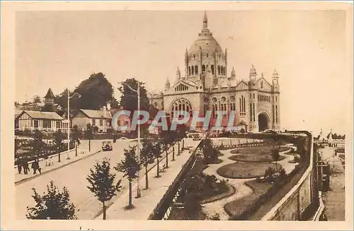 Cartes postales Lisieux (Calvados) Avenue de Sainte-Therese et la Basilique