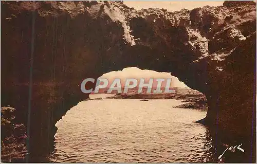 Cartes postales Biarritz La Roche Percee Au fond l Hotel du Palais