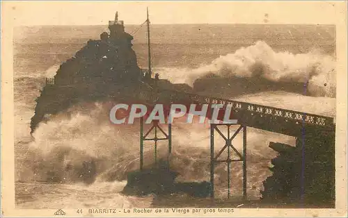 Ansichtskarte AK Biarritz Le Rocher de la Vierge par gros temps