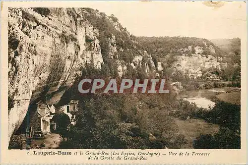 Cartes postales Laugerie Basse et le Grand Roc Les Eyzies Dordogne Vue de la Terrasse de la Grotte du Grand Roc