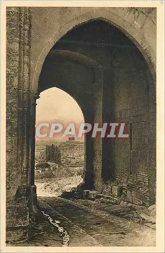 Cartes postales Porte d Entree du Chateau de Villeneuve les Avignon Dans le fond Tour de Philippe le Bei