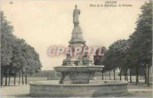 Ansichtskarte AK Nevers Place de la Republique la Fontaine