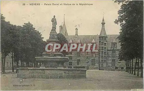 Cartes postales Nevers Palais Ducal et Statue de la Republique