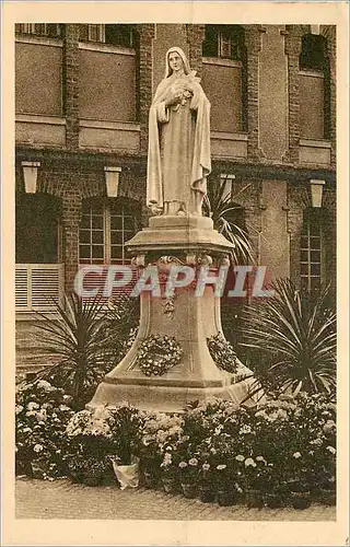 Cartes postales La statue de Ste Therese de l Enfant Jesus pres de la Chapelle du Carmel de Lisieux