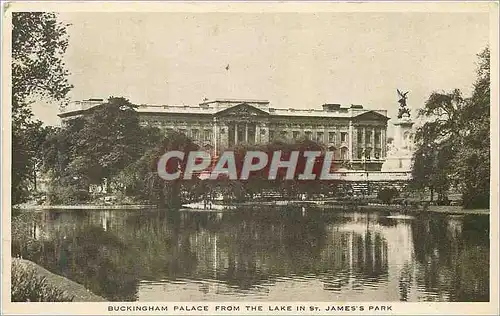 Ansichtskarte AK Buckingham Palace from the lake in St James Park