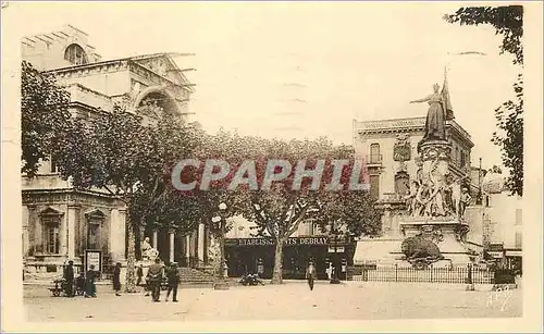 Cartes postales Avignon le theatre et le monument commemoratif