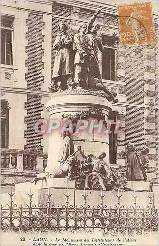 Ansichtskarte AK Laon Le Monument des Instituteurs de l'Aisne dans la Cour de l'Ecole Normale d'Instituteurs