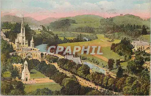 Cartes postales Lourdes Plongeante sur L'Esplanade et la Basilique