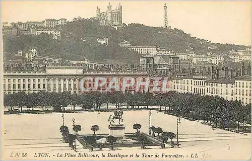 Ansichtskarte AK Lyon La Place Bellecour La Basilique et le Tour de Fourviere