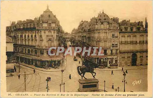 Ansichtskarte AK Orleans Place du Martroi et Rue de la Republique Statue de Jeanne d'Arc au Premier Plan