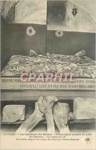 Cartes postales Paris La Crypte Les Ossements des Martyrs Divers Objets Extraits du Puits des Martyrs