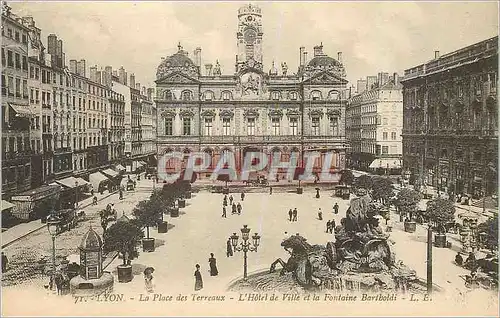 Ansichtskarte AK Lyon la place des terreaux l hotel de ville et la fontaine barlboldi