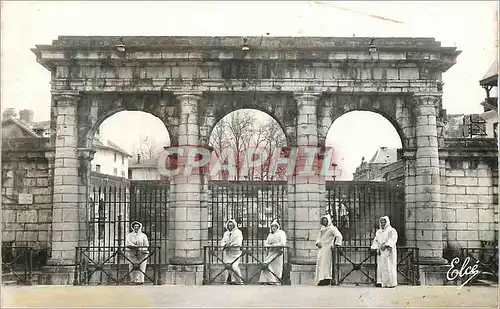 Cartes postales moderne 285 dax (landes) curistes devant la fontaine chaude