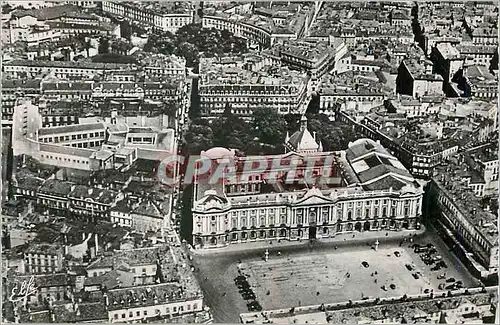 Cartes postales moderne Toulouse Vue Aerienne sur le Capitole Le Donjon l'Hotel des Postes et Les Square Roosevelt