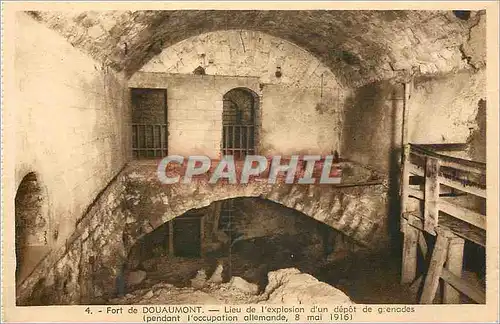 Cartes postales Fort de Douaumont Lieu de l'Explosion d'un Depot de Grenades Militaria