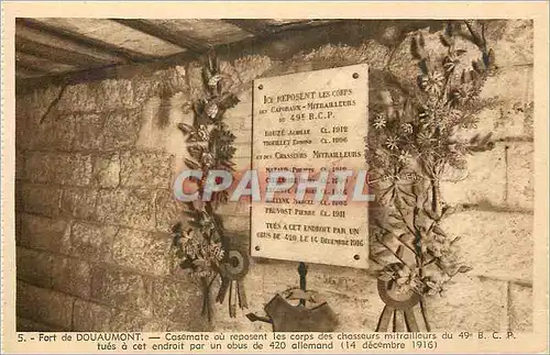 Ansichtskarte AK Fort de Douaumont Casemate ou Reposent les corps des chasseurs Mitrailleurs Militaria