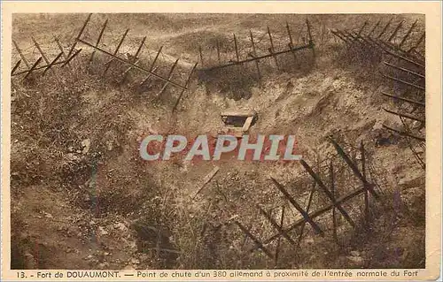 Cartes postales Fort de Douaumont Point de Chute d'un 380 Allemand a Proximite de l'Entree Normale du Fort Milit