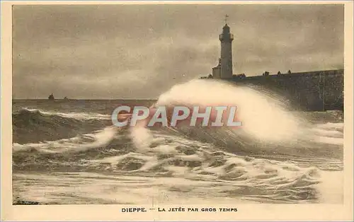 Cartes postales Dieppe La Jetee par Gros Temps Phare