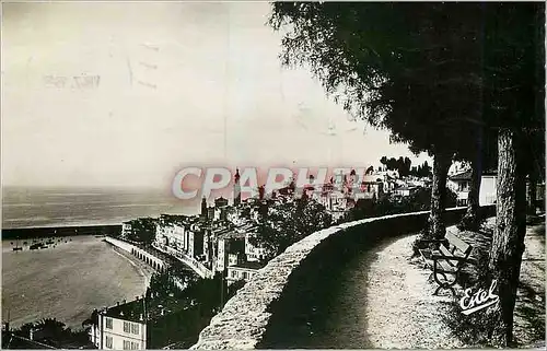 Cartes postales moderne Menton La Vieille Ville et le Boulevard de Garavan