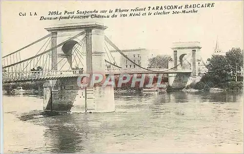 Cartes postales Le Pont Suspendu sur le Rhone Reliant Tarascon et Baucaire Dans le Fond l'Encien Chateau du Roi
