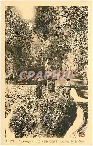 Cartes postales L'Auvergne Vic sur Cere Le Pas de la Cere Folklore (animee)