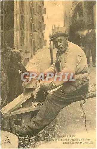 REPRO 105 dans la rue ouvrier fabricant des barreaux de chaises