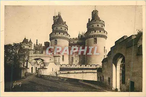 Cartes postales La douce france chateau de pierrefonds (oise) l entree du chateau et tours charlemagne