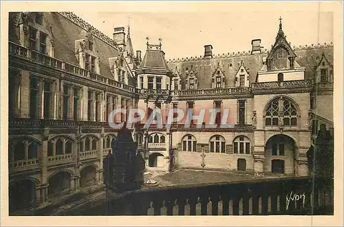Cartes postales La douce france chateau de pierrefonds (oise) la cour d honneur