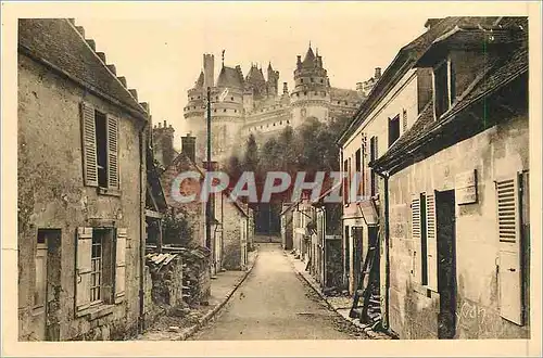 Cartes postales La douce france chateau de pierrefonds (oise) le chateau vu d une vielle rue