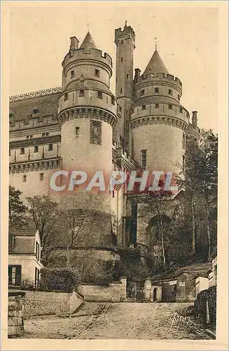 Cartes postales La douce france chateau de pierrefonds (oise) l arrivee au chateau