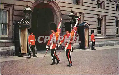 Moderne Karte Changing Guard in the Forecourt of Buckingham Palace London Militaria