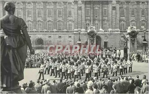 Cartes postales moderne Buckingham Palace London Militaria