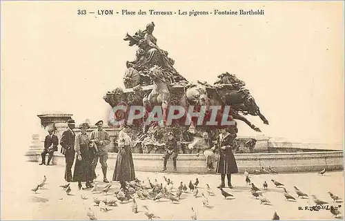 Cartes postales Lyon Place des Terreaux Les Pigeons Fontaine Bartholdi