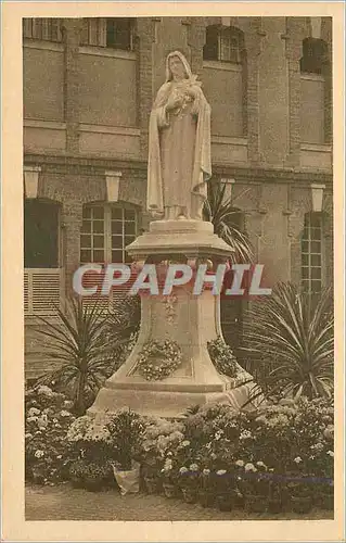 Cartes postales La Statue de Saint Therese de L'Enfant Jesus dans la Cour d'Entree du Carmel de Lisieux