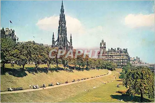 Cartes postales moderne The Scott Monument and the North British Hotel From the East Princes Street Gardens Edinburgh