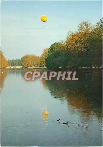 Cartes postales moderne Le Ballon Captif Aerophille au Dessus du Parc du Chateau de Chantilly avec le Grand Canal au Pre