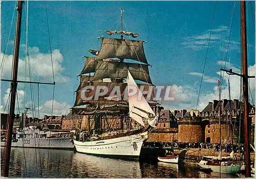 Cartes postales moderne La Bretagne en Couleurs Saint Malo (L et V) Grand Voilier dans le Bassin Devant les Remparts Bat