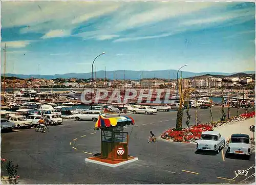 Cartes postales moderne Cannes AM Le Nouveau Port Canto A l arriere plan la Croisette